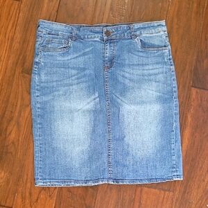 Kut from the Kloth Distressed Jean Skirt size 14
